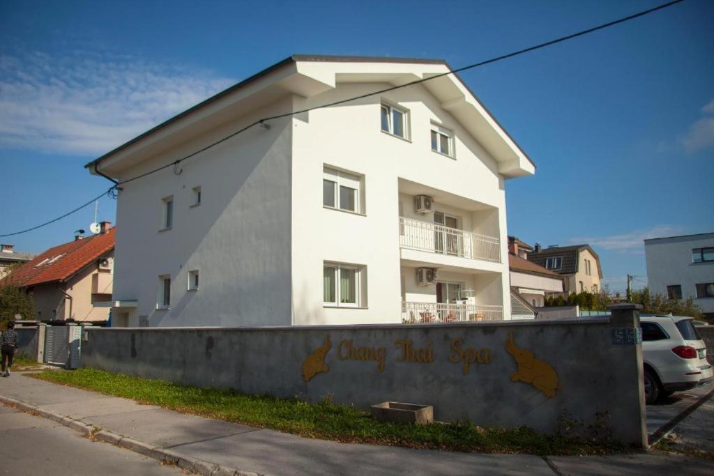 Chang Thai Apartments Любляна Экстерьер фото